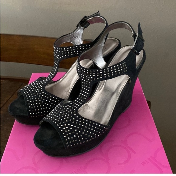 SUGAR SEQUINED VELVET BLACK PLATFORM HEELS IN SIZE 6.5 - Picture 2 of 9